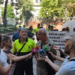 ✊ CONCENTRACIÓN | Emilio Sáez, alcalde de Albacete, despide al personal de «Albacete Recicla»
